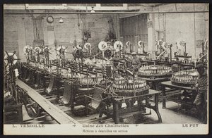 Postkort, der viser kniplingsfabrikken Les Chalmettes, L. Tendille, i Le Puy, ca. 1900 af French Photographer